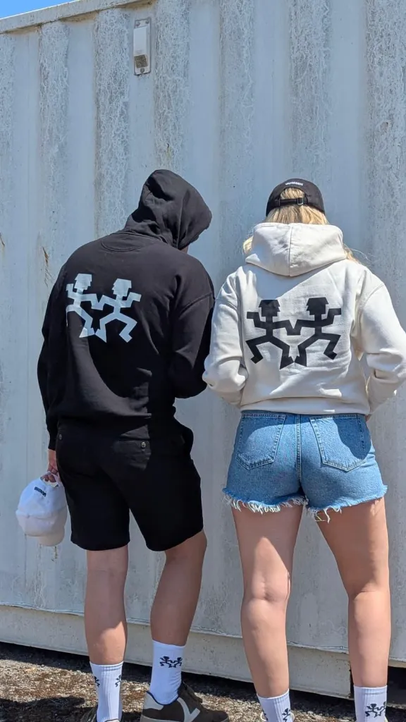 Pull B et N de dos.webp