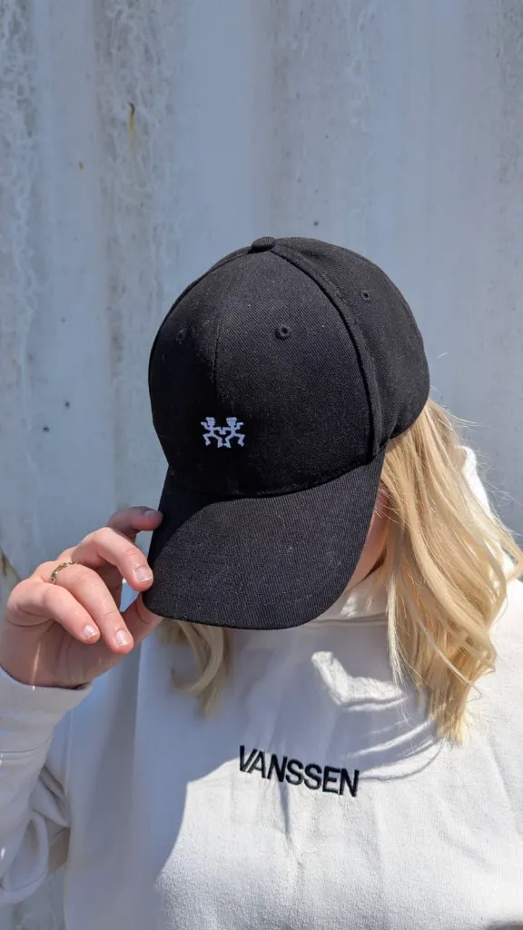 Casquette Noir et pull beige devant.webp