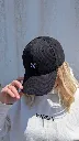 Casquette Noir et pull beige devant.webp