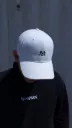 Casquette blanche et pull noir.webp
