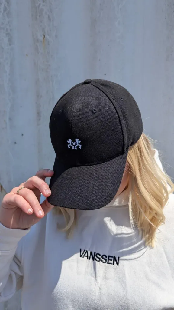 Casquette Noir et pull beige devant.webp
