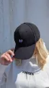 Casquette Noir et pull beige devant.webp
